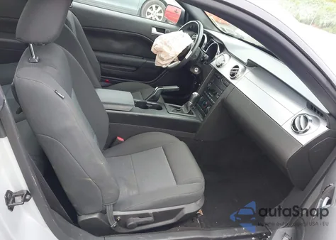 2005 Ford Mustang V6 Deluxe/V6 Premium z USA, uszkodzony, nr VIN 1ZVHT80N655222814